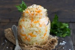 Tips and secrets on how to store sauerkraut at home in the refrigerator