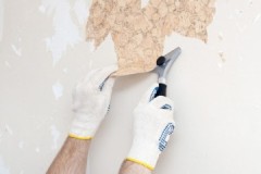 Sfaturi de la constructori experimentați despre cum să eliminați rapid și ușor tapetul vechi de pe perete