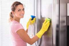 Manieren en middelen om krassen op een koelkast in wit, grijs en andere kleuren te verwijderen