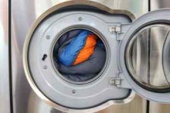 Vērtīgi padomi, kā mazgāt dūnu jaku automātiskajā veļas mašīnā un ar rokām bez svītrām