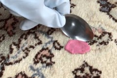 Hoe kauwgom snel en effectief van tapijt te verwijderen?
