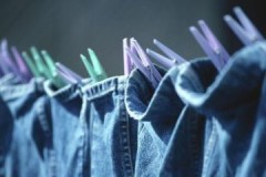 Original och effektiva sätt att snabbt och korrekt torka jeans efter tvätt