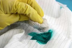 Временски испитани начини прања брилијантно зелене боје са тканине