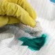 วิธีทดสอบเวลาซักผ้าสีเขียวสดใสจากผ้า
