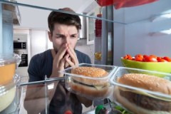 How to remove the smell from the refrigerator after rotten meat at home?