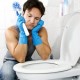 Rekommendationer från erfarna hemmafruar om hur man tar bort urinstenar på toaletten hemma