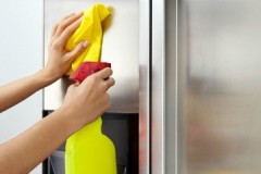 במהירות, נקיות וללא פסים, או איך לנקות את החלק החיצוני של המקרר