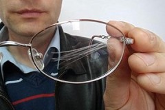 حيل صغيرة حول كيفية إزالة الخدوش من النظارات في المنزل
