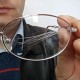Lite knep för hur man tar bort repor från glasögon hemma