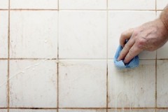 Formas efectivas de limpiar las uniones entre azulejos en el baño de casa.