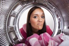 Modalități dovedite și eficiente de eliminare a mirosului de pe o mașină de spălat automată