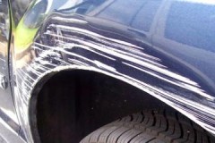 Tipy od zkušených majitelů automobilů, jak odstranit hluboké škrábance na vašem autě