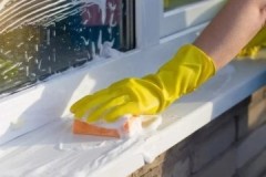 Hur och vad är det bästa sättet att tvätta fönsterbrädan i plast?