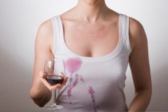 Tips en manieren om sporen van rode wijn uit witte kleding te halen