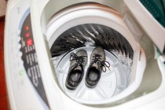 How correctly and can leather sneakers be washed in the washing machine and by hand?