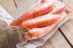 How to correctly organize the storage of carrots in bags?