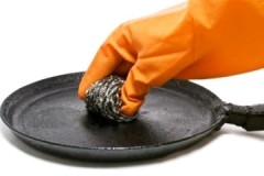 وصفات وطرق كيفية تنظيف مقلاة من الحديد الزهر من رواسب الكربون الأسود في المنزل