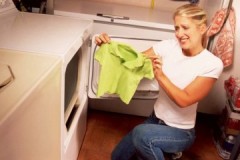 Com estirar una samarreta si es redueix després de rentar-la: mètodes i tècniques provades