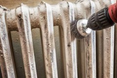 Several ways on how to quickly and accurately remove old paint from a radiator
