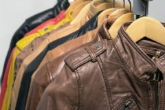 Cara mudah dan berpatutan: cara melicinkan jaket kulit di rumah