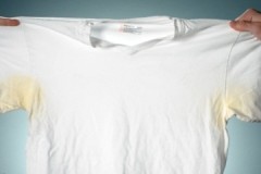 TOP 10 způsobů, jak odstranit bílé skvrny od potu z bílých triček