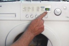 Varför visar Samsung tvättmaskin fel 4e och vad ska jag göra?