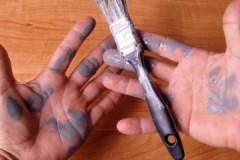 Como limpar com cuidado e segurança a tinta das mãos?