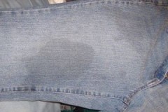 Ubat yang terbukti berkesan untuk menghilangkan noda berminyak pada seluar jeans di rumah