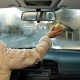 Bir arabadaki buğulanan camı çıkarmanın çeşitli araçları ve yolları