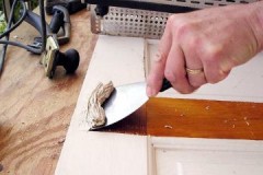 Savjeti kako ukloniti boju s drvenih vrata i ne pokvariti površinu