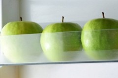 Dedzinošais jautājums ir: vai ābolus var turēt ledusskapī?