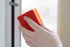 Enkla instruktioner om hur man rengör myggnätet på plastfönster