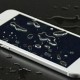 Několik životních hacků o tom, jak odstranit vodu zpod ochranného skla telefonu nebo smartphonu
