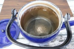 Mga mabisang paraan upang alisin ang sukat sa isang enamel teapot sa bahay