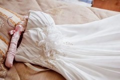 Hur tvättar man en brudklänning försiktigt hemma och inte förstör den?