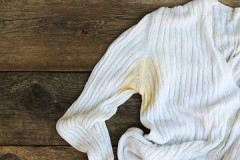 Kaedah berkesan untuk menghilangkan bintik peluh kuning dari bawah ketiak dari pakaian putih