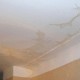 Secrets d'artisans expérimentés sur la façon d'éliminer les taches jaunes sur le plafond après une inondation