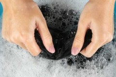 Examen des gels populaires pour laver le linge noir: composition, prix, avis des consommateurs