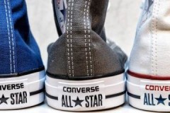 คำแนะนำที่เป็นประโยชน์เกี่ยวกับวิธีซักด้วยเครื่องและมือรองเท้าผ้าใบ Converse