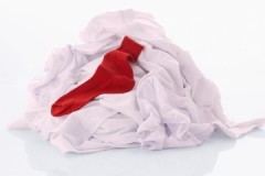 מה לעשות אם צבעים בגדים לבנים במהלך הכביסה: דרכים לתקן מצב לא נעים