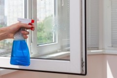 دليل خطوة بخطوة حول كيفية تنظيف النوافذ البلاستيكية بشكل صحيح وبدون خطوط