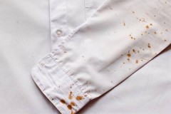Sätt och metoder för att ta bort rost från vita kläder hemma