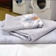 Frågan om nödvändighet: är det nödvändigt att tvätta nytt sängkläder före användning och hur är det korrekt?