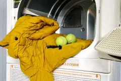 Inga ränder och klumpar: hur man tvättar en jacka på en vadderad polyester i en tvättmaskin och för hand