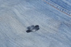 Erfarna hemmafruars tips om hur man enkelt och enkelt tar bort vax från jeans