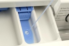 Simple instructions on where to pour the gel for washing in the washing machine