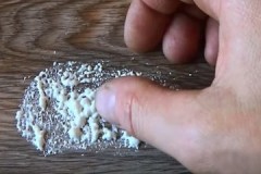 Beberapa cara bagaimana anda dapat dengan cepat dan berkesan mengeluarkan busa poliuretana dari linoleum