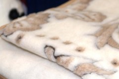 Petunjuk langkah demi langkah bagaimana mencuci selimut bulu domba di rumah
