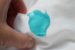 Mètodes provats per eliminar ràpidament les genives de la roba i la tela