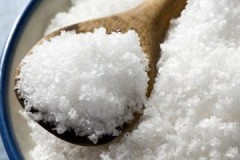 Recepten en tips om tule met zout te wassen en het sneeuwwit te maken
